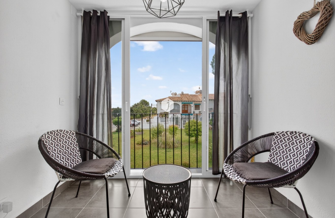 Resale - Bungalow -
Torrevieja - Costa Blanca