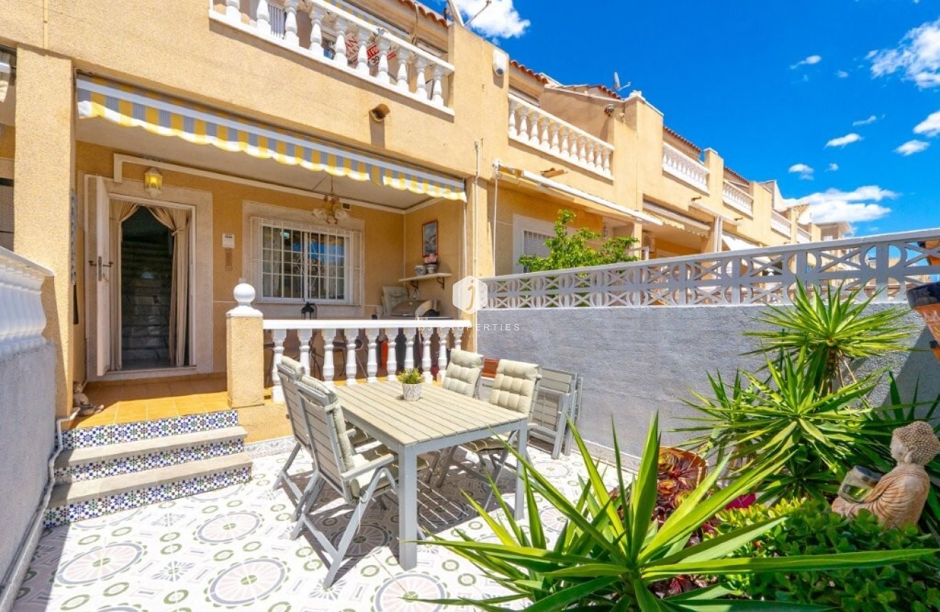 Resale - Chalet -
Torrevieja - aguas nuevas