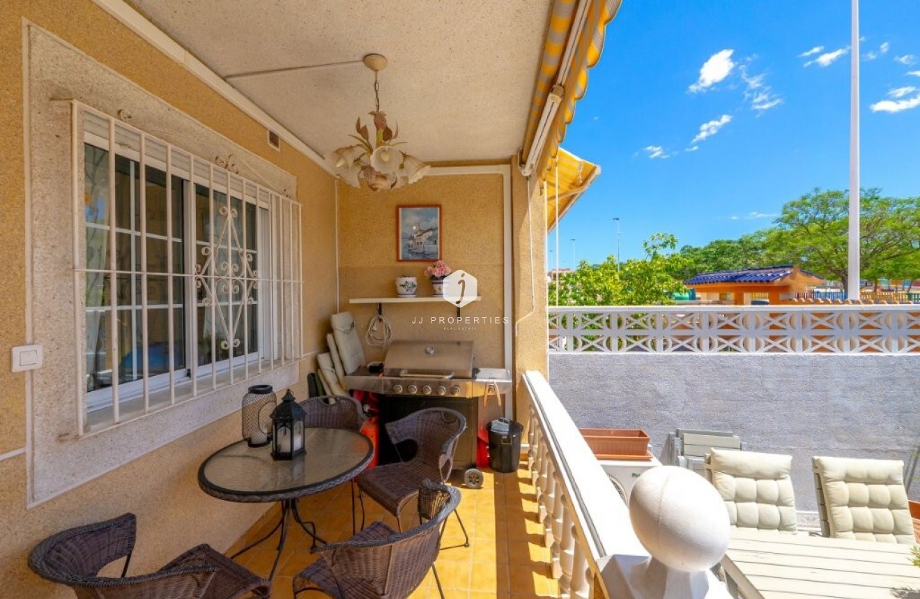 Resale - Chalet -
Torrevieja - aguas nuevas