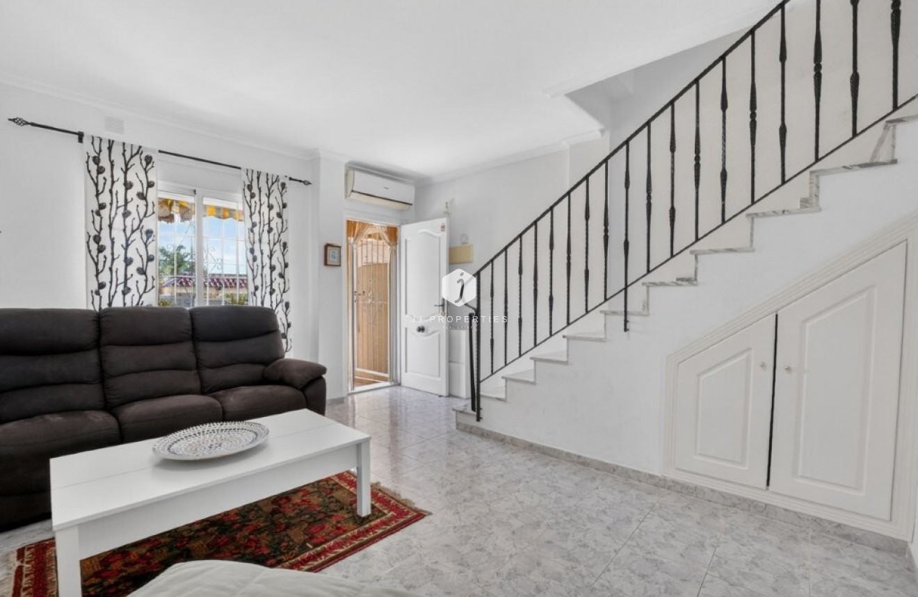 Resale - Chalet -
Torrevieja - aguas nuevas