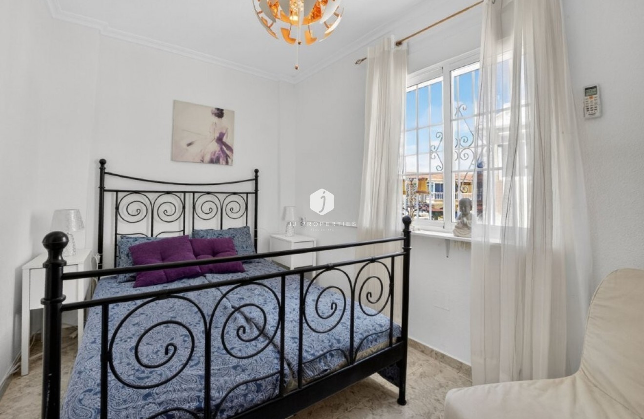 Resale - Chalet -
Torrevieja - aguas nuevas