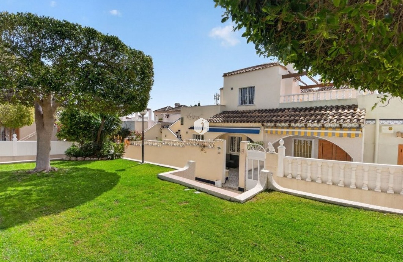 Resale - Chalet -
Torrevieja - Los altos