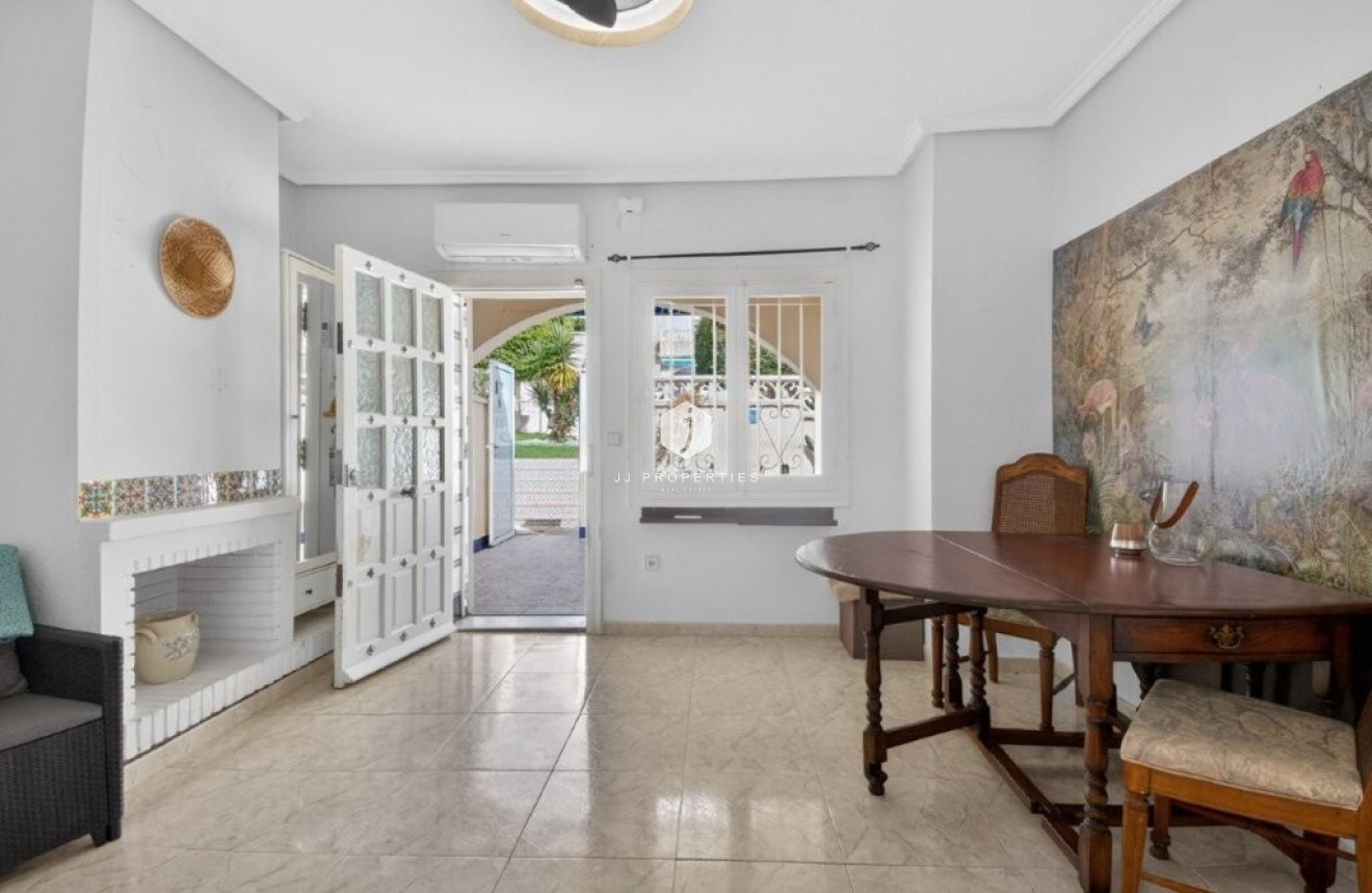 Resale - Chalet -
Torrevieja - Los altos