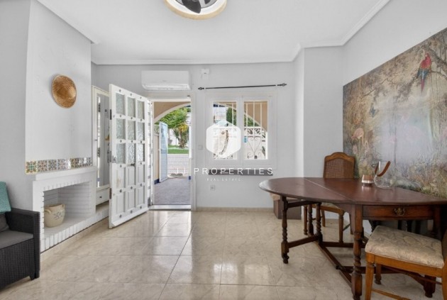 Resale - Chalet -
Torrevieja - Los altos