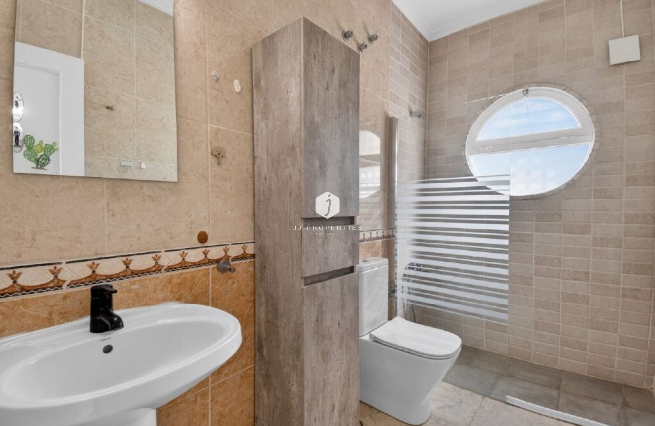 Resale - Chalet -
Torrevieja - Los altos