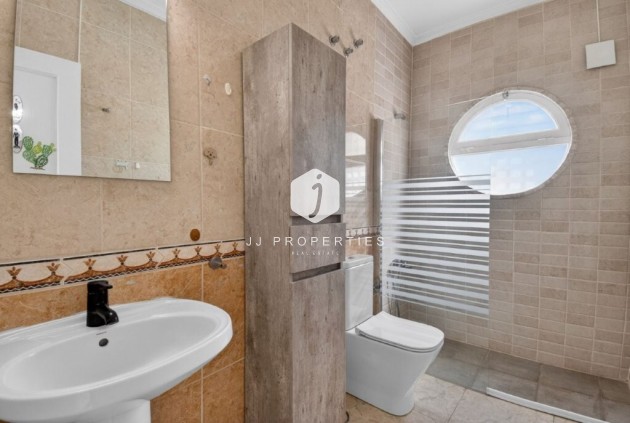 Resale - Chalet -
Torrevieja - Los altos