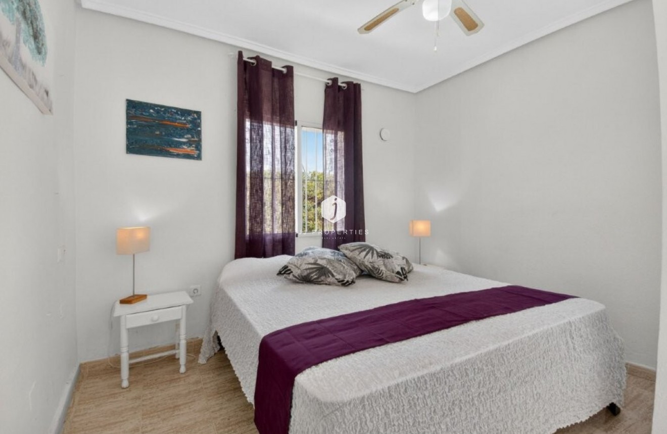 Resale - Chalet -
Torrevieja - Los altos