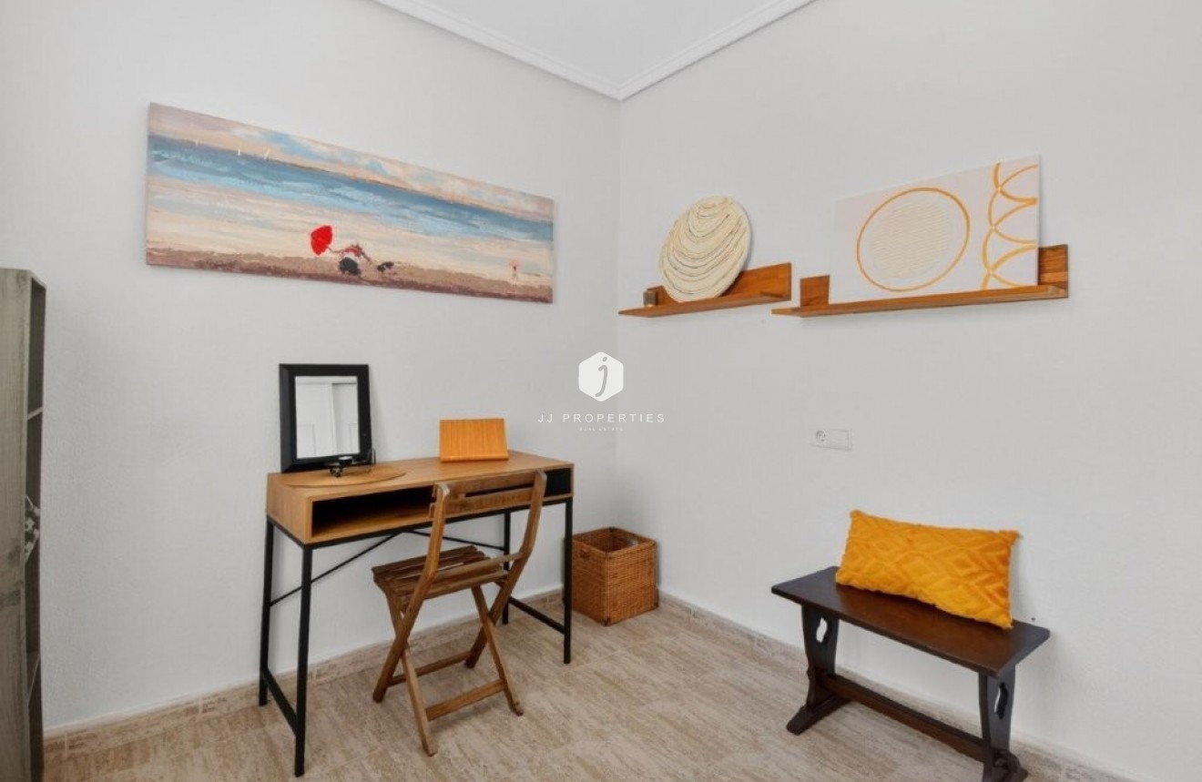 Resale - Chalet -
Torrevieja - Los altos