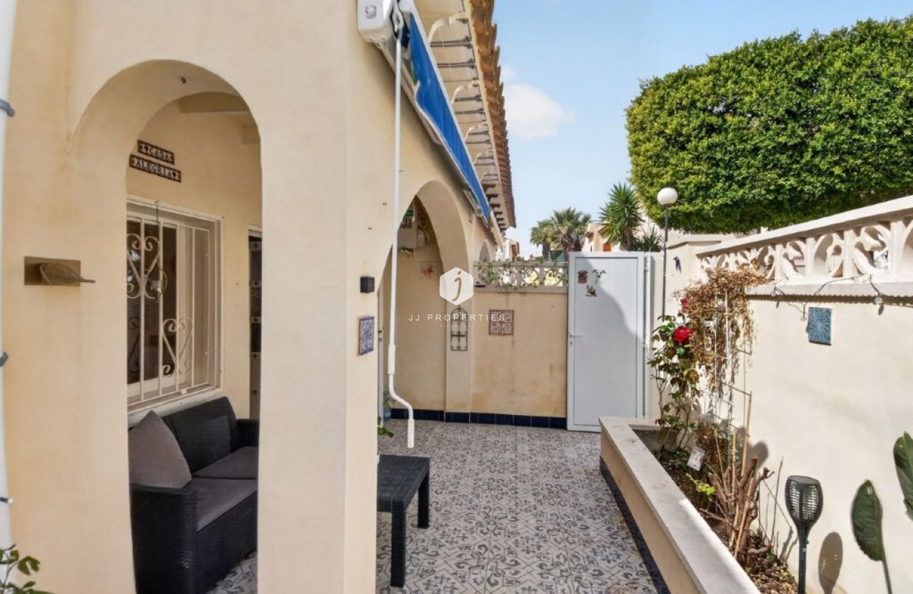 Resale - Chalet -
Torrevieja - Los altos