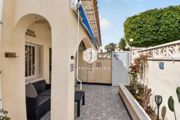 Resale - Chalet -
Torrevieja - Los altos