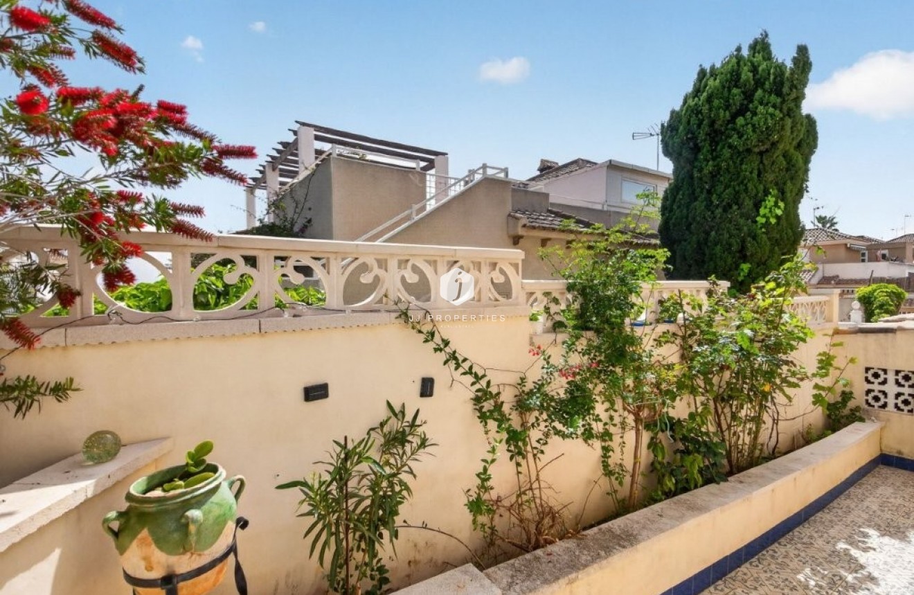 Resale - Chalet -
Torrevieja - Los altos