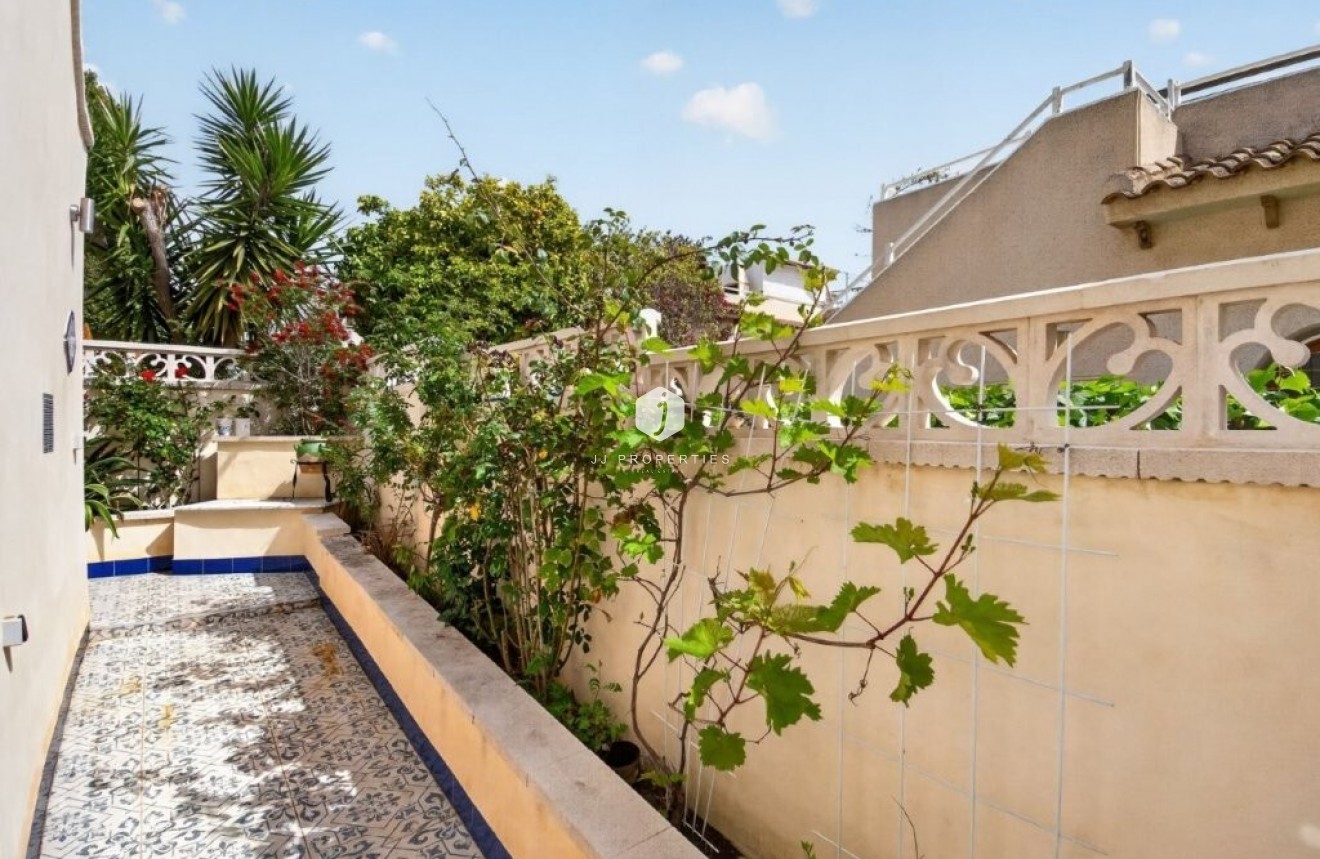 Resale - Chalet -
Torrevieja - Los altos