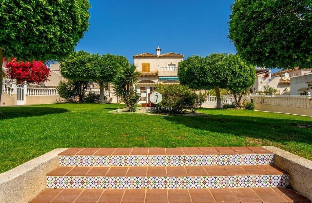 Resale - Chalet -
Torrevieja - Los altos