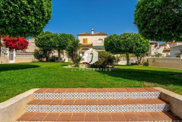 Resale - Chalet -
Torrevieja - Los altos