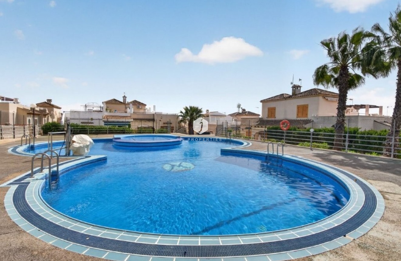 Resale - Chalet -
Torrevieja - Los altos