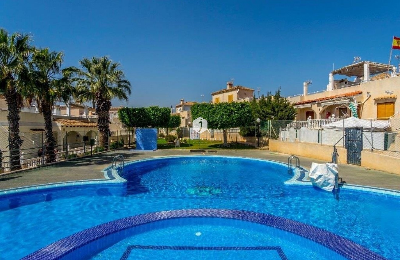Resale - Chalet -
Torrevieja - Los altos