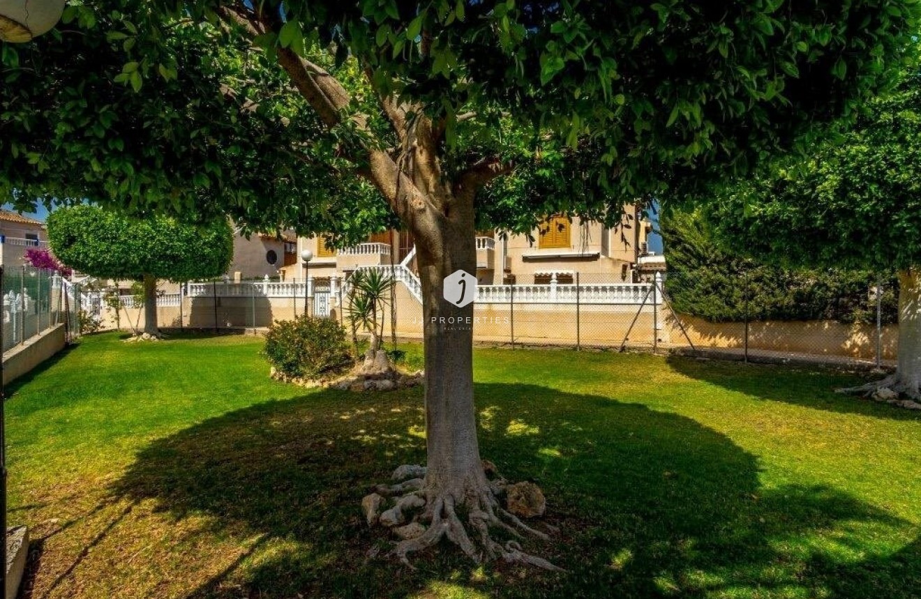 Resale - Chalet -
Torrevieja - Los altos