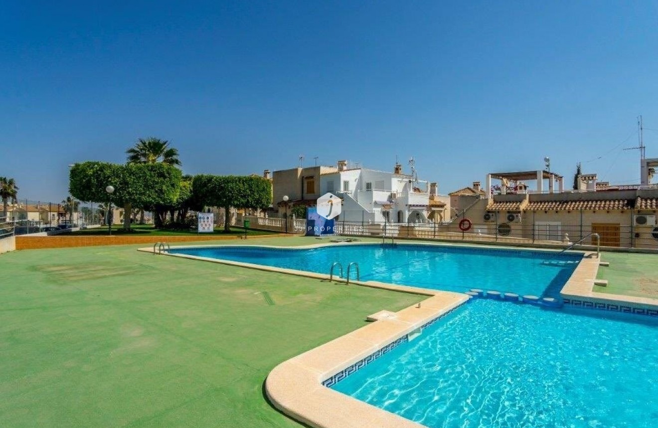 Resale - Chalet -
Torrevieja - Los altos
