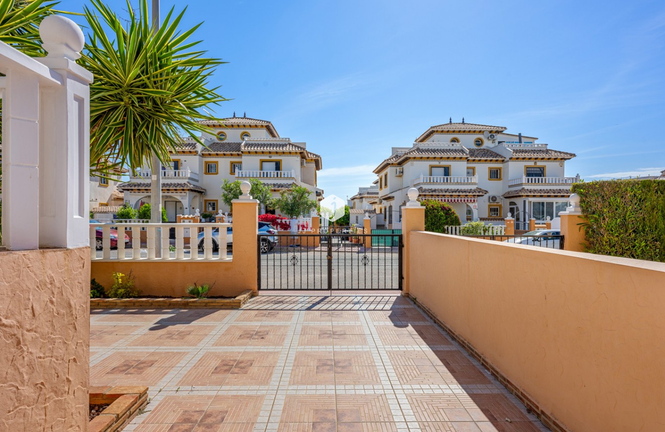 Z drugiej ręki - Szalet -
Cabo Roig - Costa Blanca