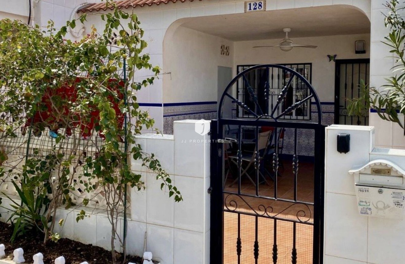 Resale - Chalet -
Torrevieja - Costa Blanca