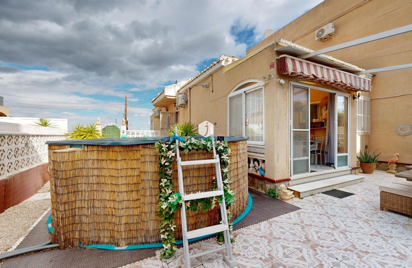Resale - Chalet -
San Miguel de Salinas - 03193