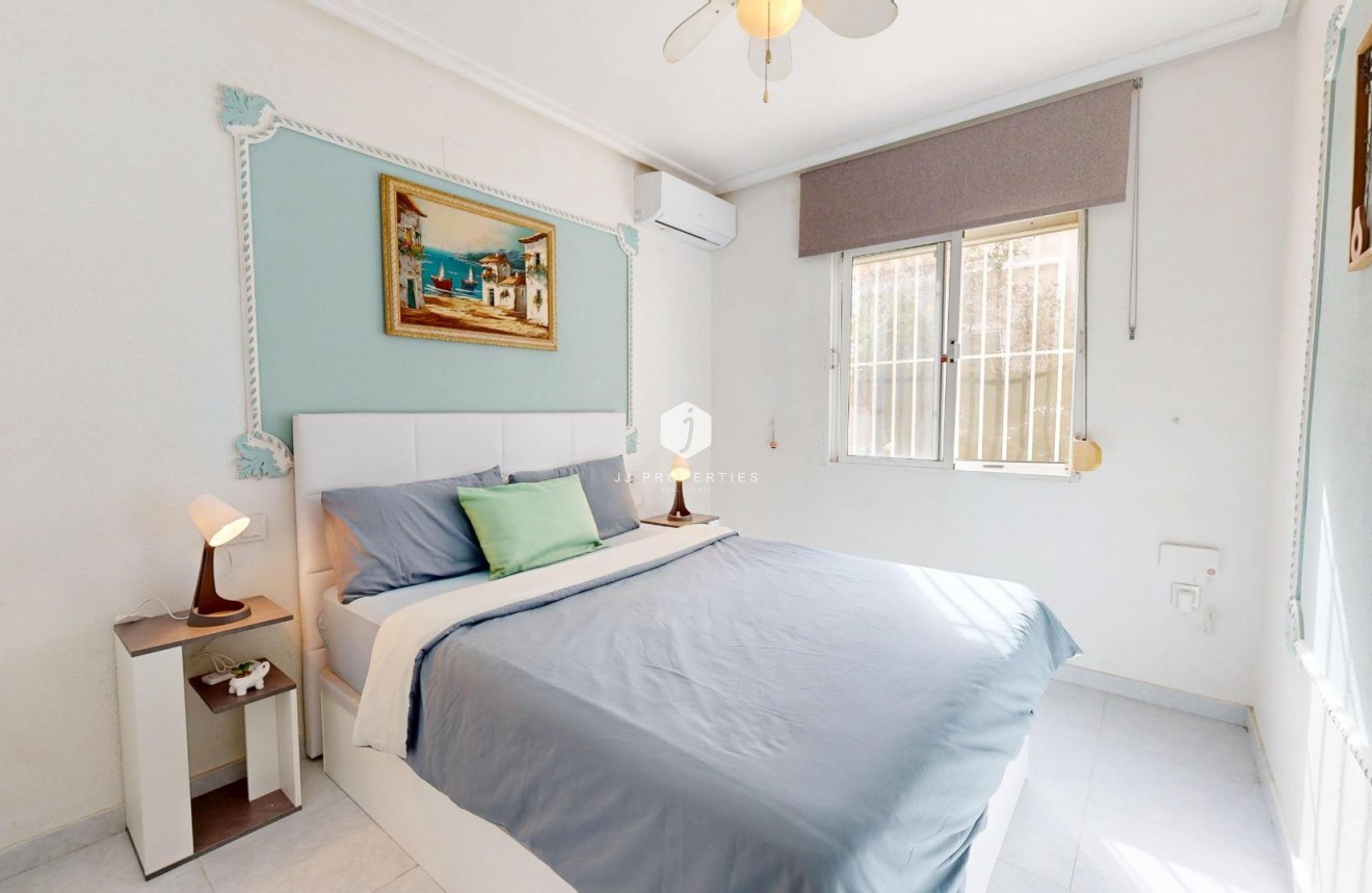 Resale - Chalet -
San Miguel de Salinas - 03193