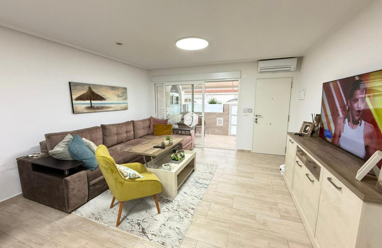 Resale - Chalet -
Torrevieja - El chaparral