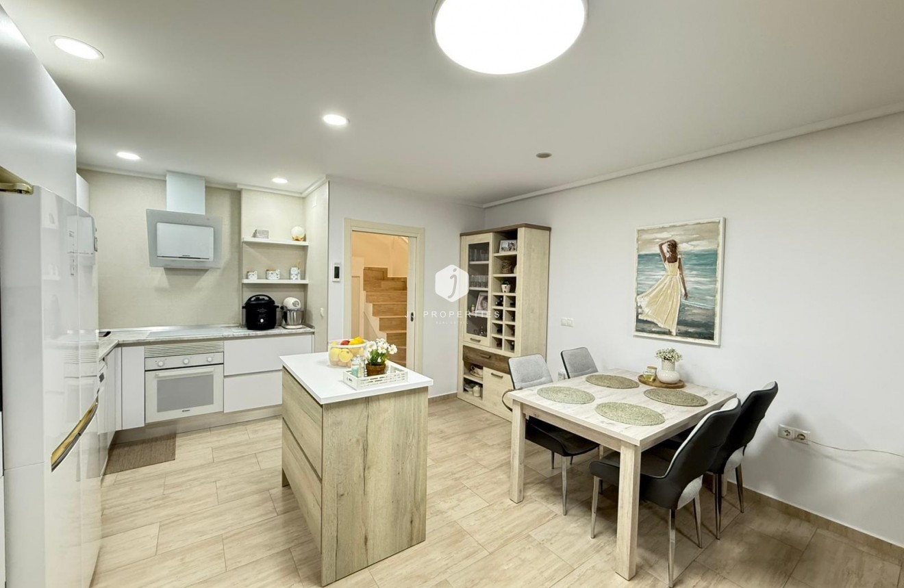 Resale - Chalet -
Torrevieja - El chaparral