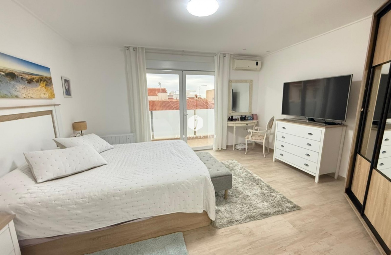 Resale - Chalet -
Torrevieja - El chaparral