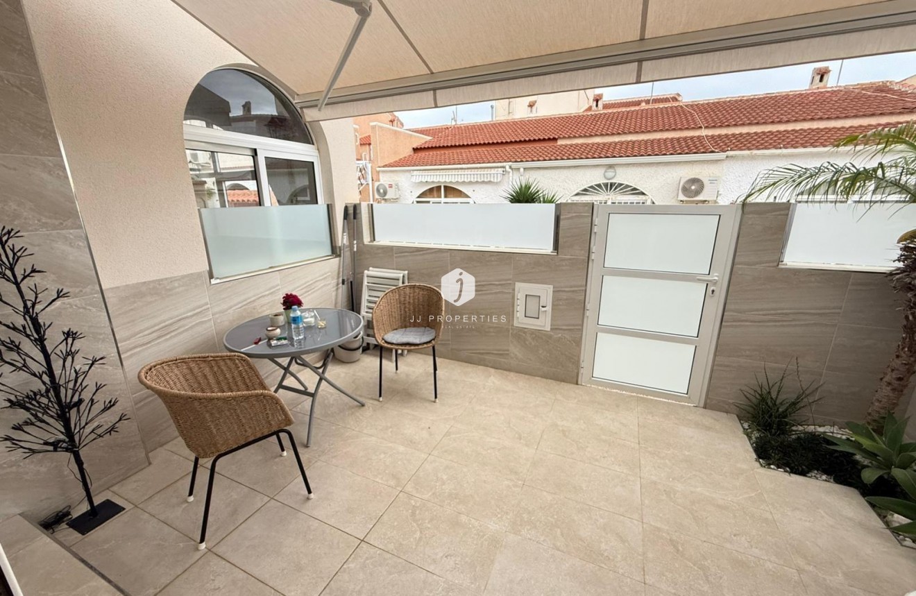 Resale - Chalet -
Torrevieja - El chaparral