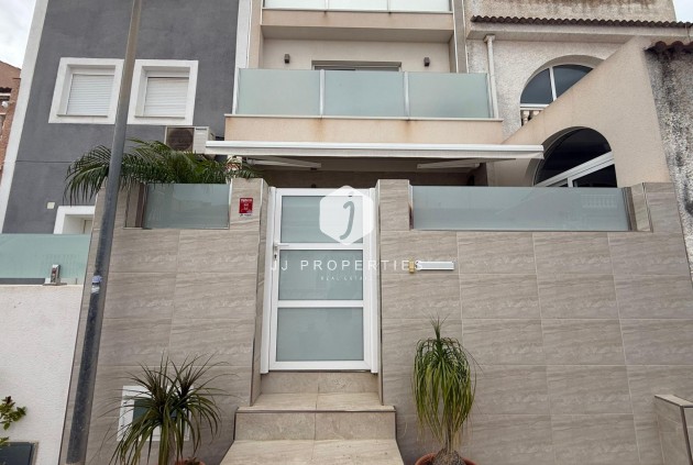 Resale - Chalet -
Torrevieja - El chaparral
