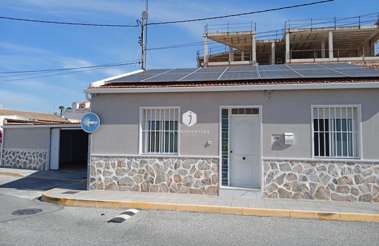 Segunda mano - Chalet -
Los Montesinos - PUEBLO CENTRO