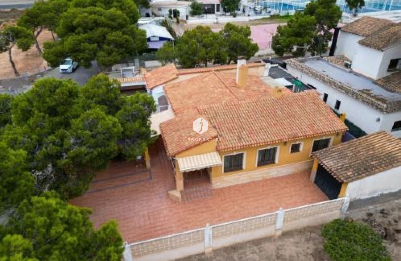 Resale - Chalet -
Orihuela Costa - Punta Prima