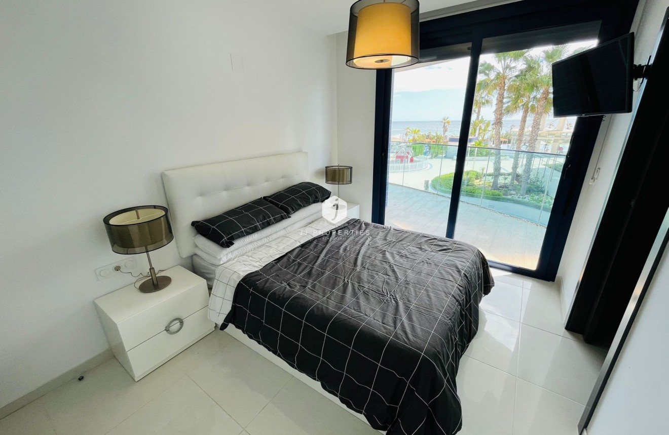 Resale - Apartment / flat -
Punta Prima - Costa Blanca