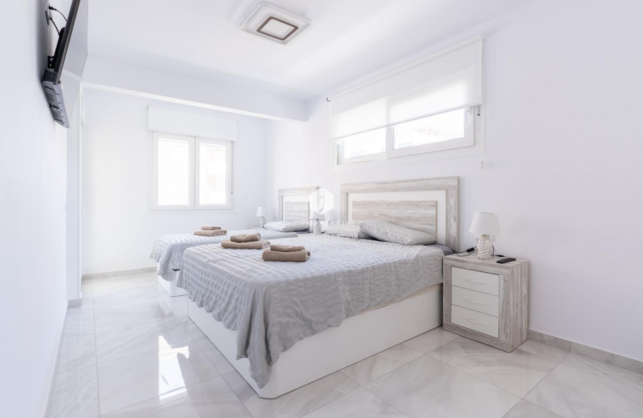 Resale - Chalet -
Torrevieja - Punta prima