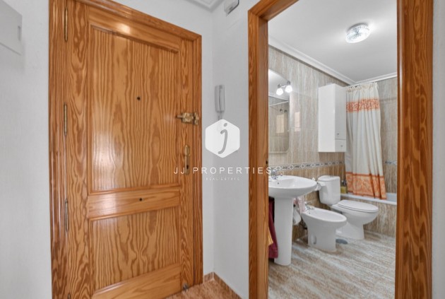 D'occasion - Appartement -
Torrevieja - Playa de los locos