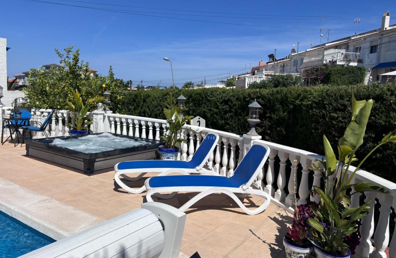 Resale - Chalet -
Torrevieja - Los Balcones