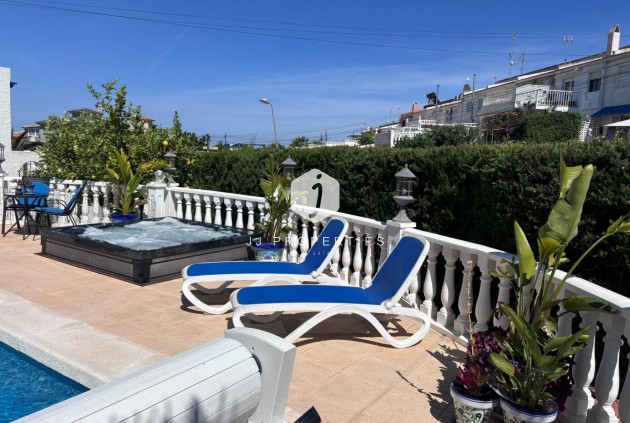 Resale - Chalet -
Torrevieja - Los Balcones
