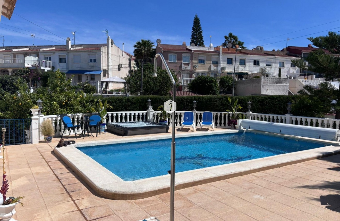 Resale - Chalet -
Torrevieja - Los Balcones