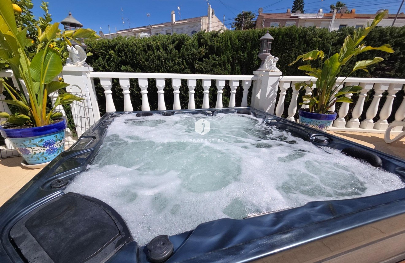 Resale - Chalet -
Torrevieja - Los Balcones