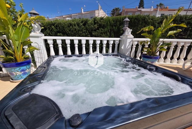 Resale - Chalet -
Torrevieja - Los Balcones