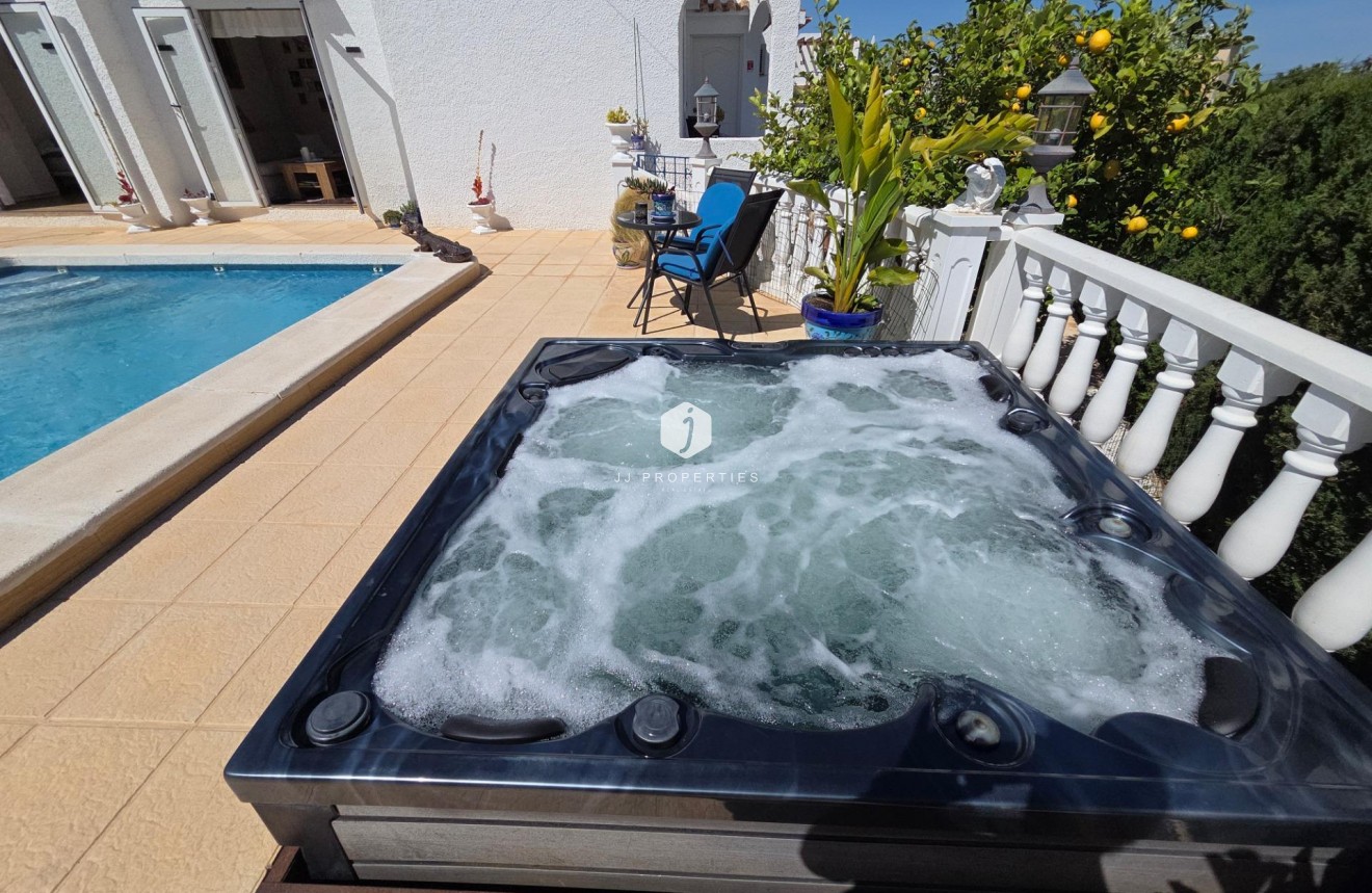 Resale - Chalet -
Torrevieja - Los Balcones