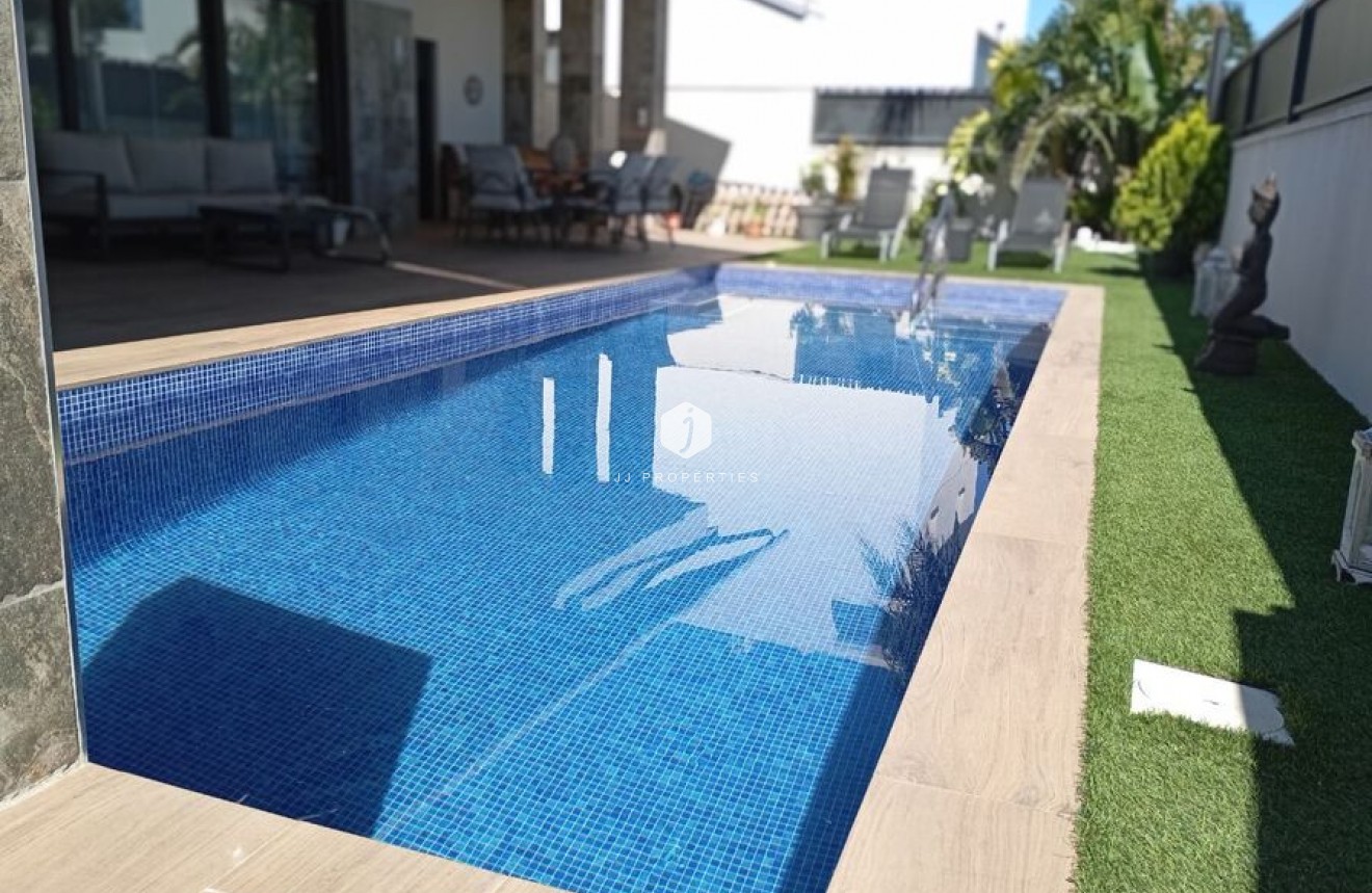 Resale - Villa -
Daya Nueva - Costa Blanca
