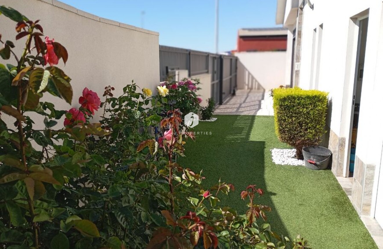 Resale - Villa -
Daya Nueva - Costa Blanca