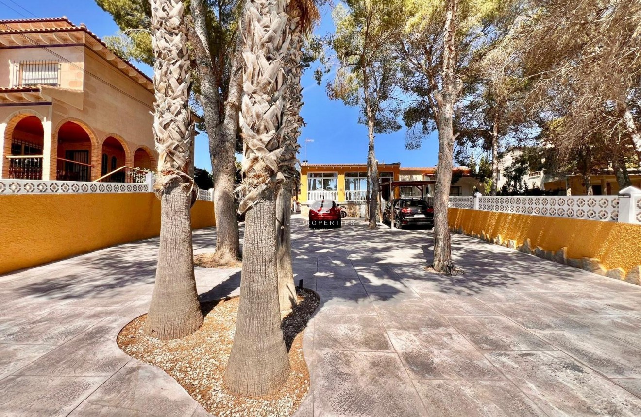 Z drugiej ręki - Villa -
Torrevieja - Los Balcones
