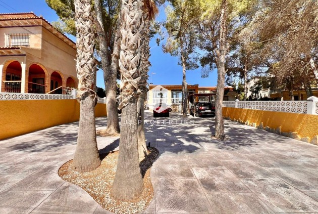 Z drugiej ręki - Villa -
Torrevieja - Los Balcones