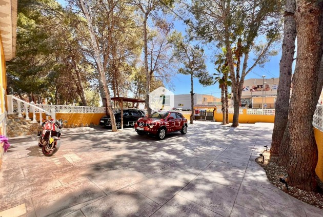 Z drugiej ręki - Villa -
Torrevieja - Los Balcones
