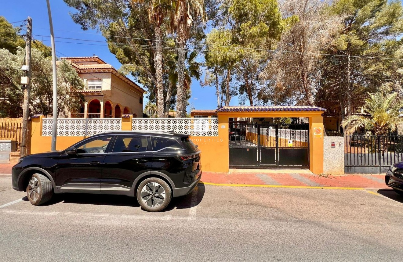 Z drugiej ręki - Villa -
Torrevieja - Los Balcones
