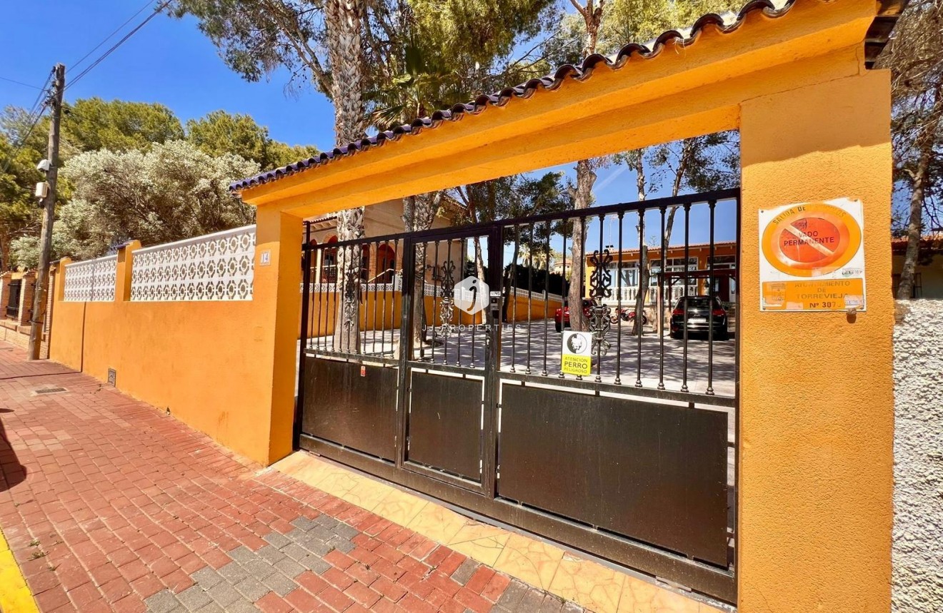 Z drugiej ręki - Villa -
Torrevieja - Los Balcones