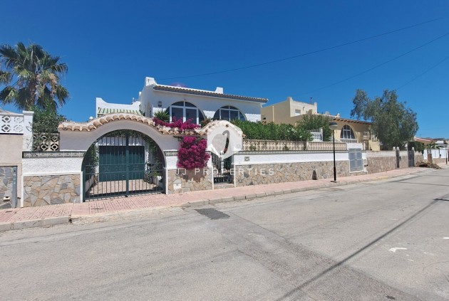 Resale - Villa -
San Miguel de Salinas - Inland